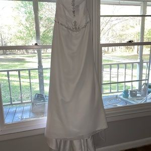 David bridal wedding dress tag was not on it, size 12 fits like 8